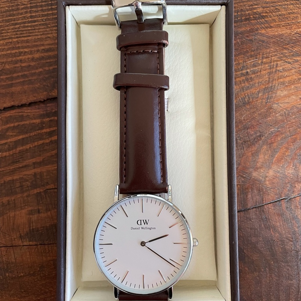 NWT "Classic Sheffield" Daniel Wellington Men’s watch